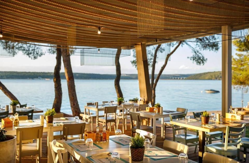 Easyatent Bungalow Tent Lanterna Červar-Porat Dış mekan fotoğraf