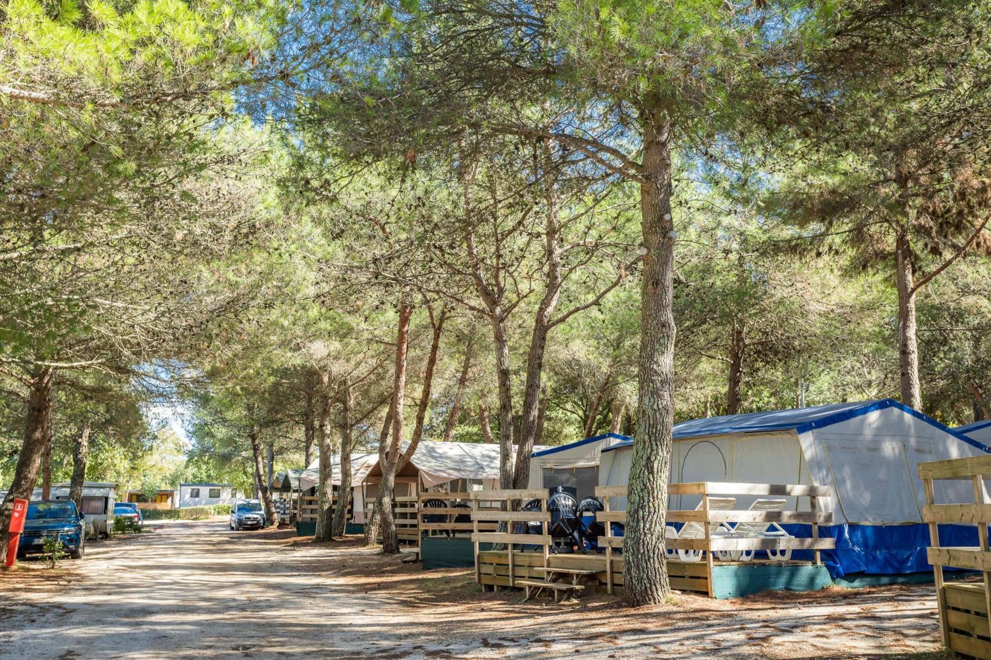 Easyatent Bungalow Tent Lanterna Červar-Porat Oda fotoğraf