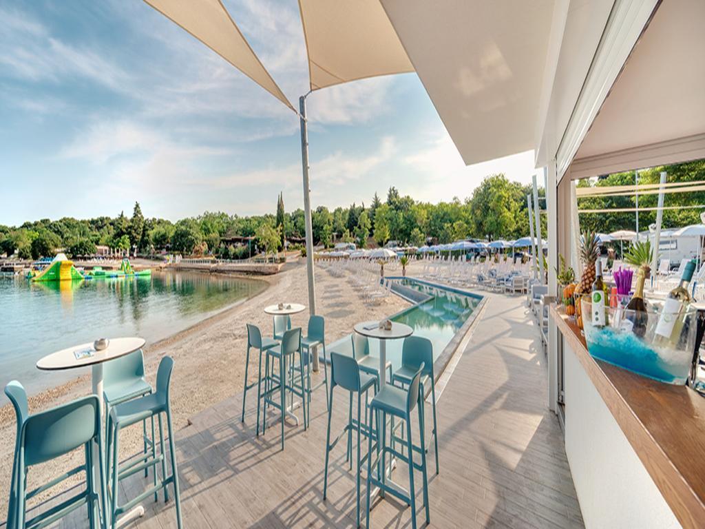 Easyatent Bungalow Tent Lanterna Červar-Porat Dış mekan fotoğraf